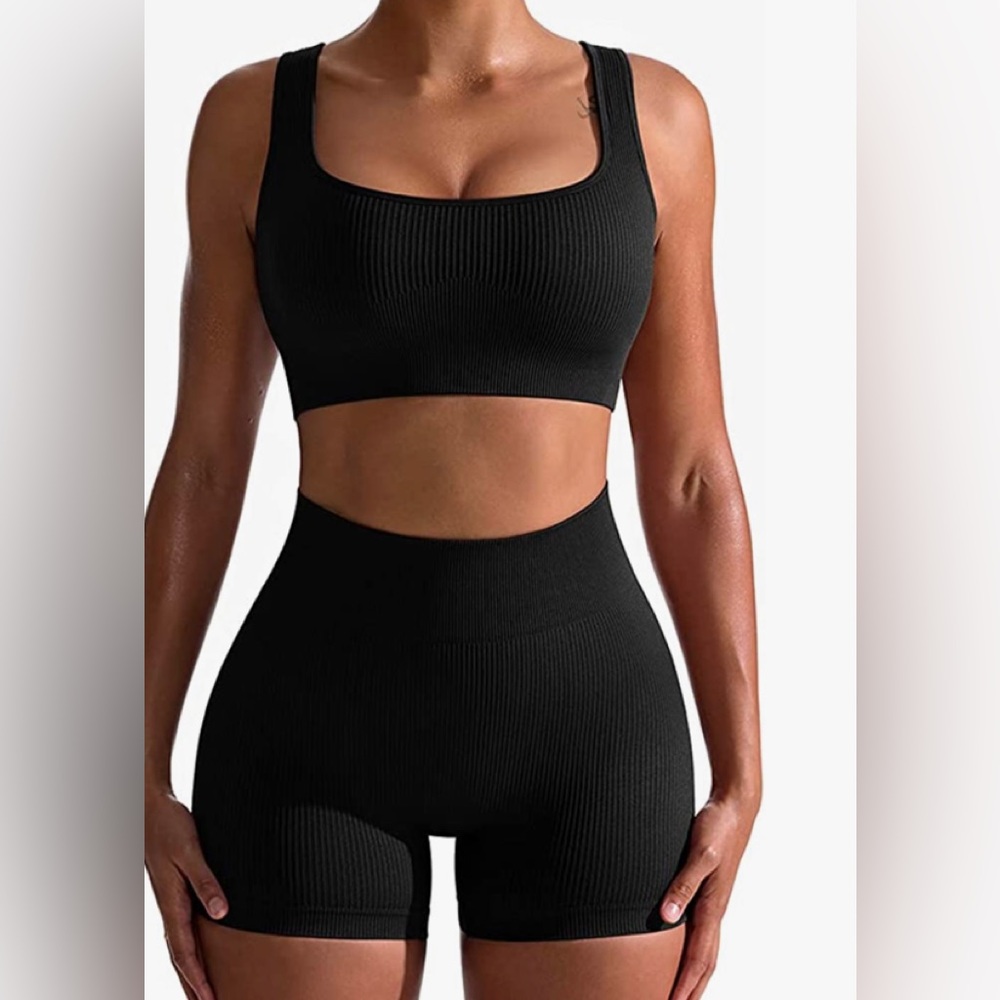 NWOT Seamless biker short and bra workout set